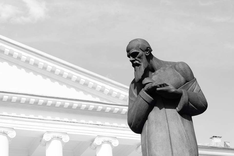 Меркуров Достоевский. Достоевский скульптура на стене.